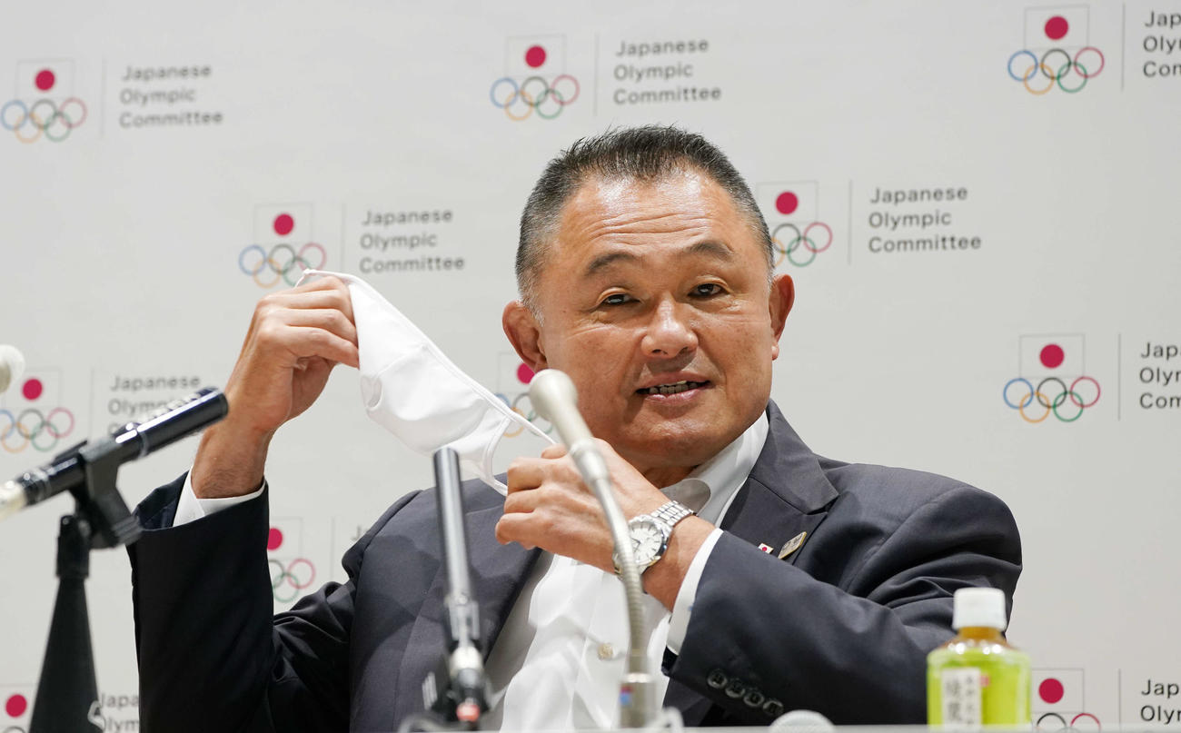 記者会見開始前にマスクを外すJOC山下会長（撮影・鈴木みどり）