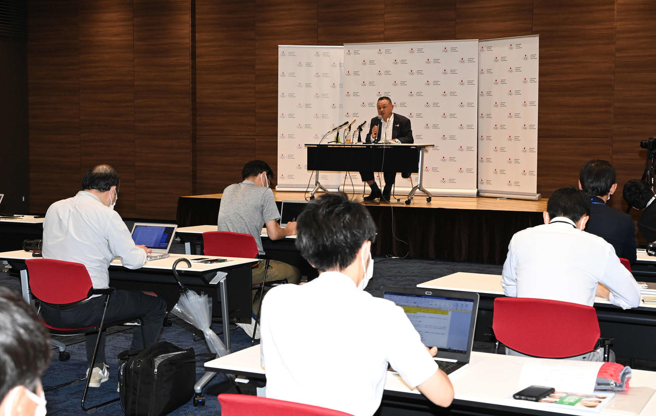 記者会見を行うJOC山下会長（撮影・鈴木みどり）