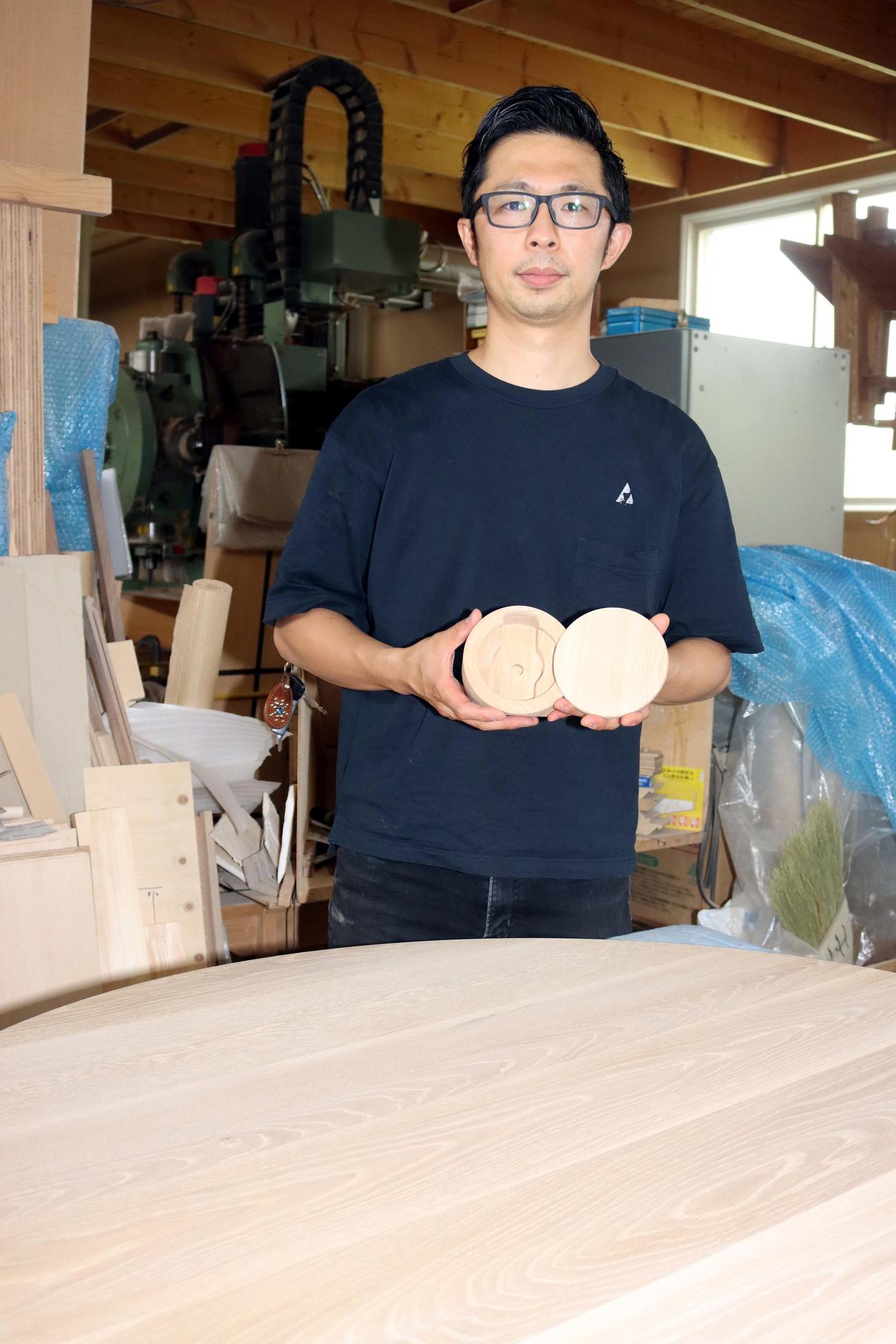 塗装前のメダルケースを手にする山上専務（撮影・永野高輔）