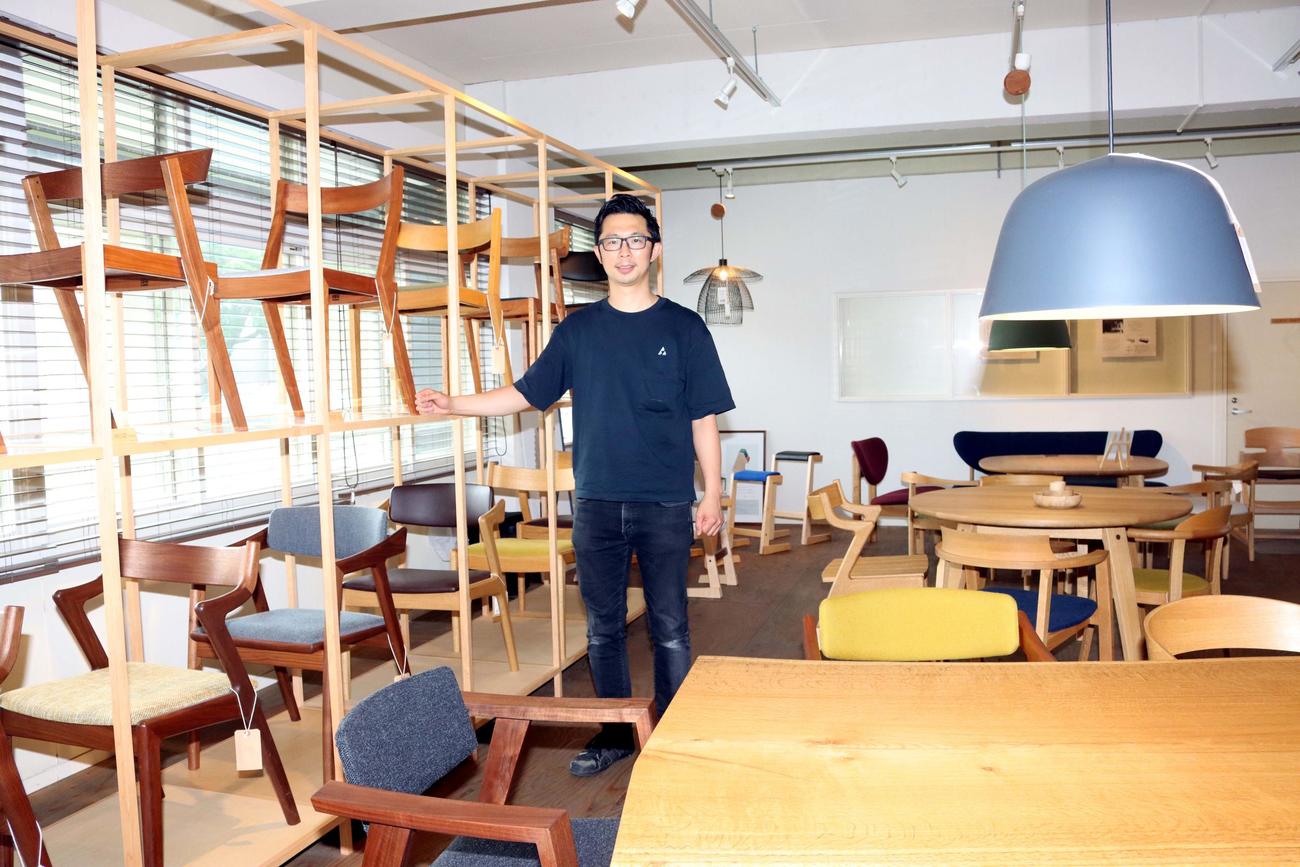 廃校になった津別活汲小を利用したショールームを紹介する山上裕一朗専務（撮影・永野高輔）