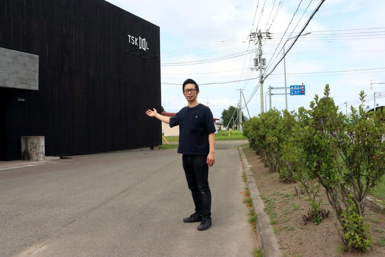 廃校になった小学校を活用した山上木工の直営店兼ショールームを紹介する山上専務（撮影・永野高輔）