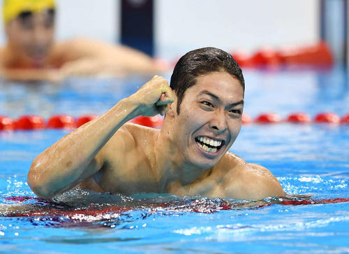 16年8月、リオデジャネイロ五輪競泳男子400メートル個人メドレー決勝で金メダルに輝いた萩野