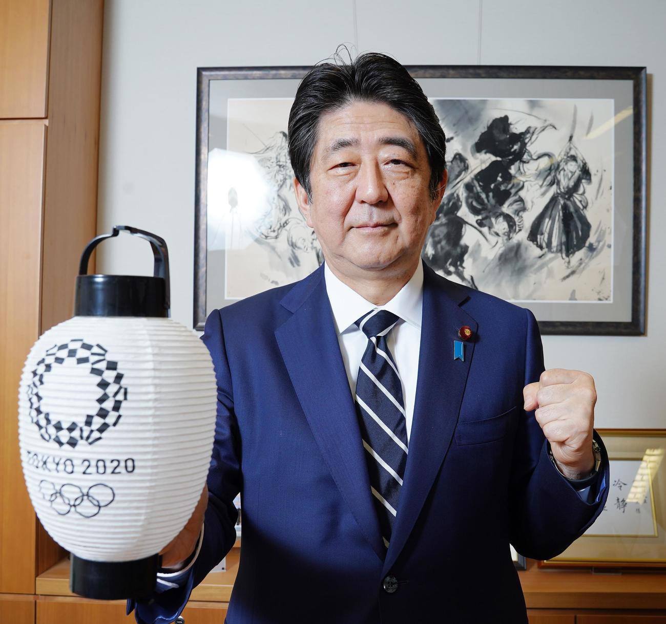 本紙単独インタビューで東京五輪のちょうちんを手にポーズをとる安倍前首相（撮影・菅敏）