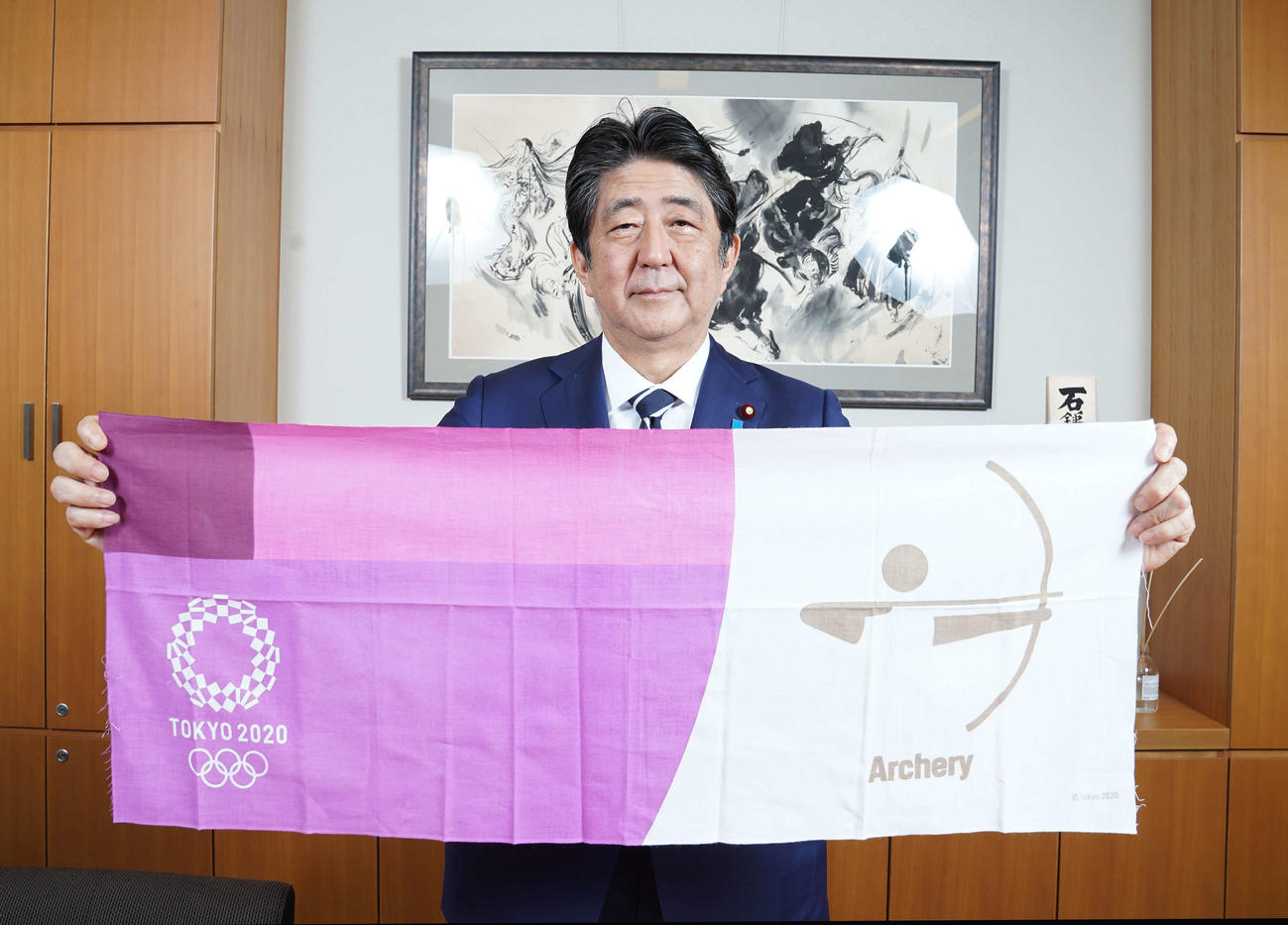本紙単独インタビューで東京五輪のアーチェリー競技の手ぬぐいを手にする安倍前首相（撮影・菅敏）