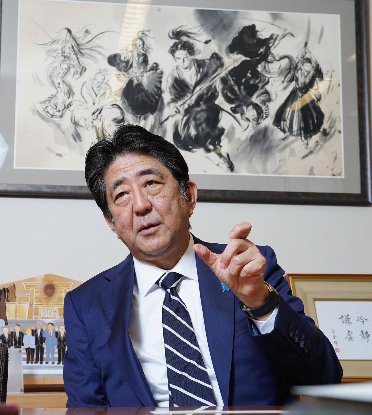 本紙単独インタビューで五輪への思いを語る安倍前首相（撮影・菅敏）