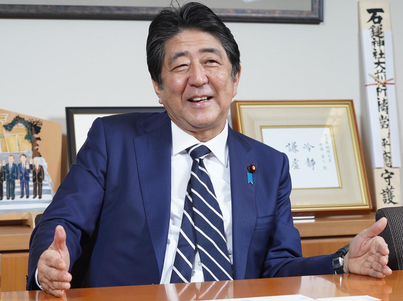 本紙単独インタビューで五輪への思いを語る安倍前首相（撮影・菅敏）