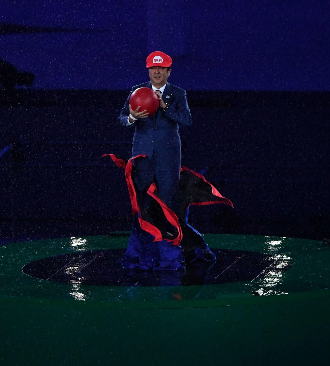16年8月、リオデジャネイロ五輪の閉会式で、次期開催地の東京を紹介するショーの一部でマリオの衣装を脱いで登場した安倍晋三前首相