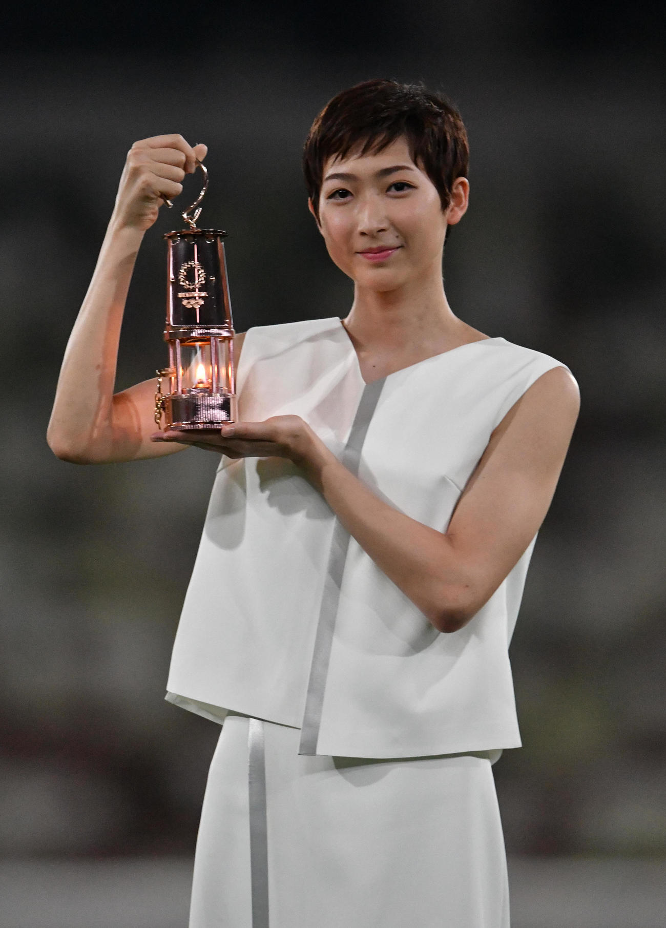 7月22日、聖火の入ったランタンを掲げる池江璃花子