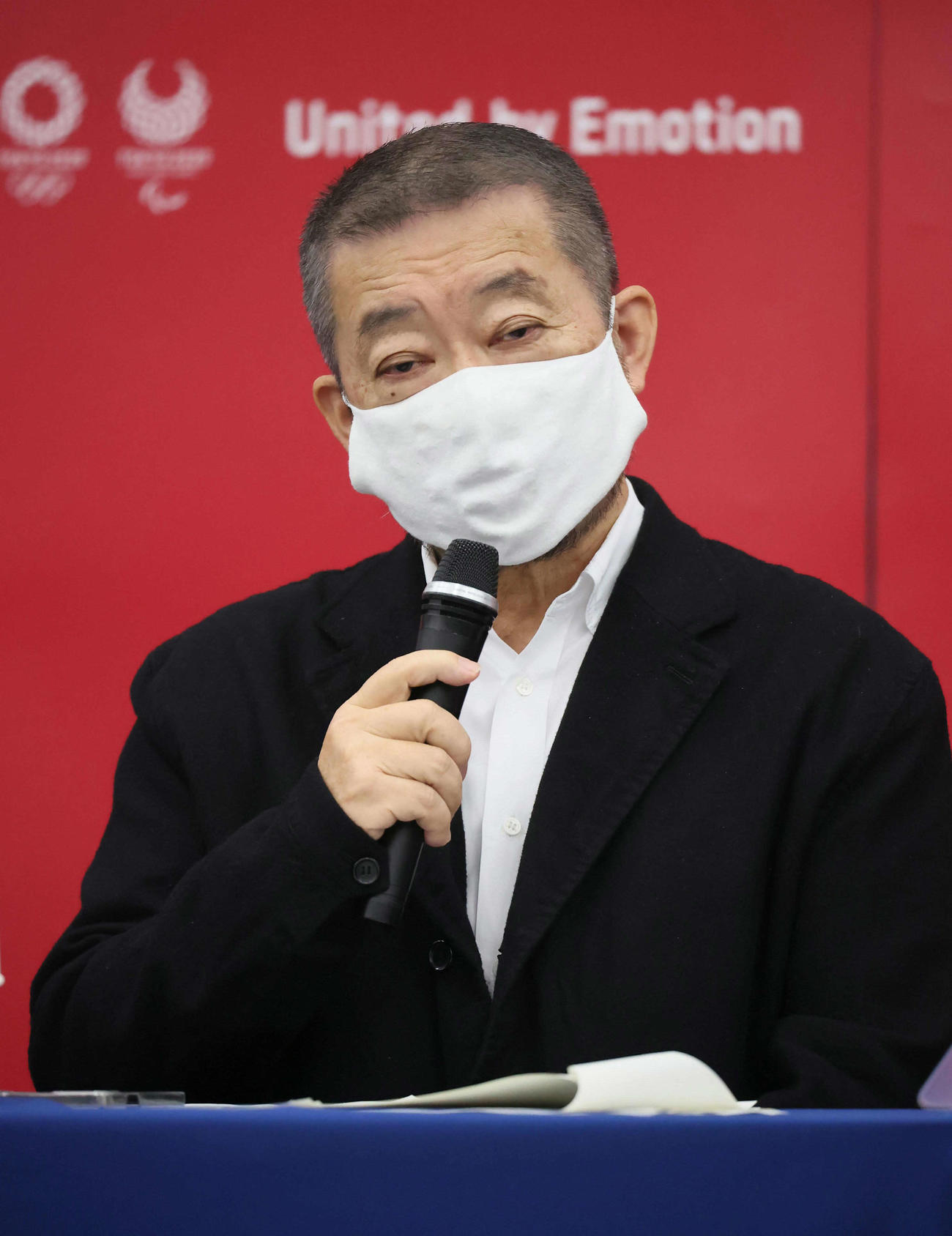 東京2020大会の開閉会式について記者会見する佐々木さん（代表撮影）