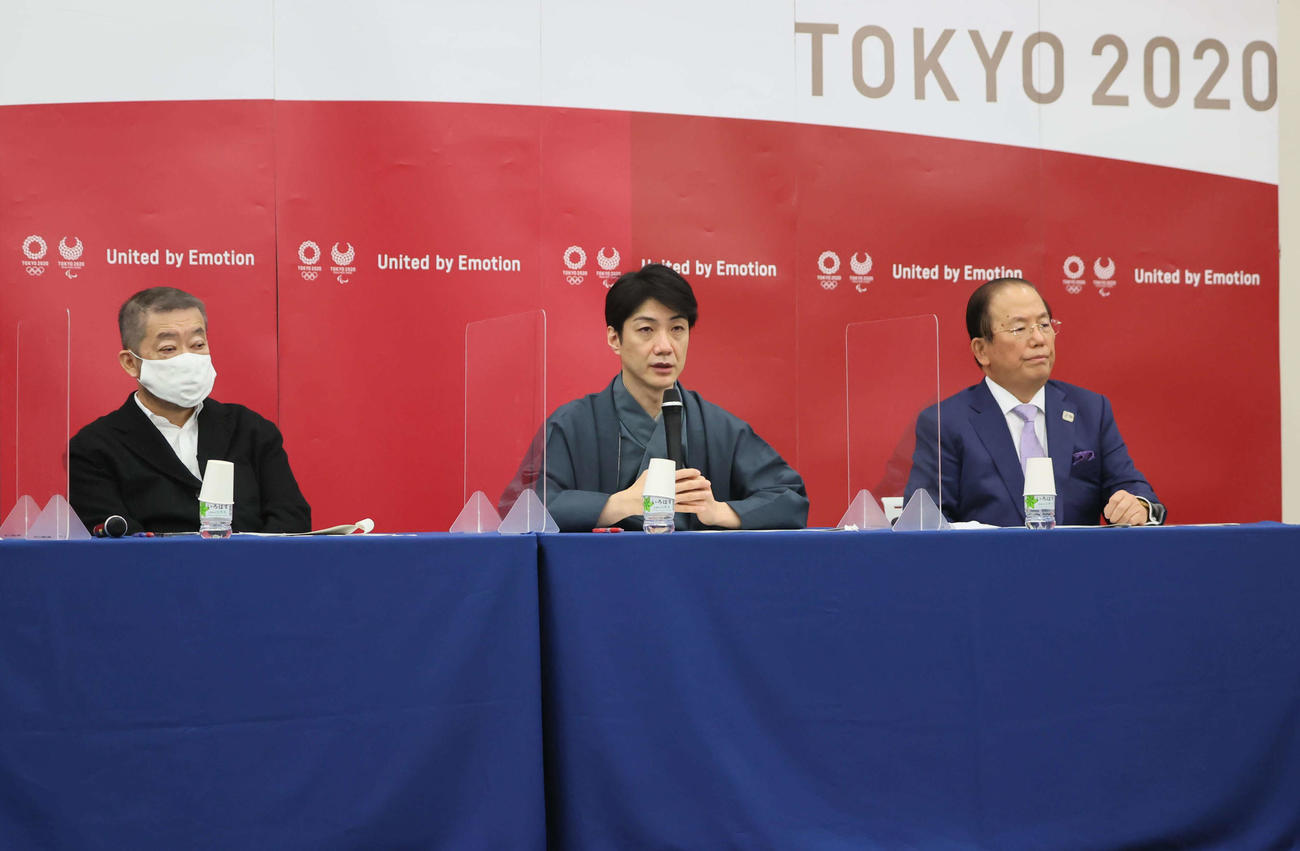 東京2020大会の開閉会式について記者会見する、右から東京五輪・パラリンピック大会組織委員会の武藤事務総長、野村萬斎、佐々木さん（代表撮影）