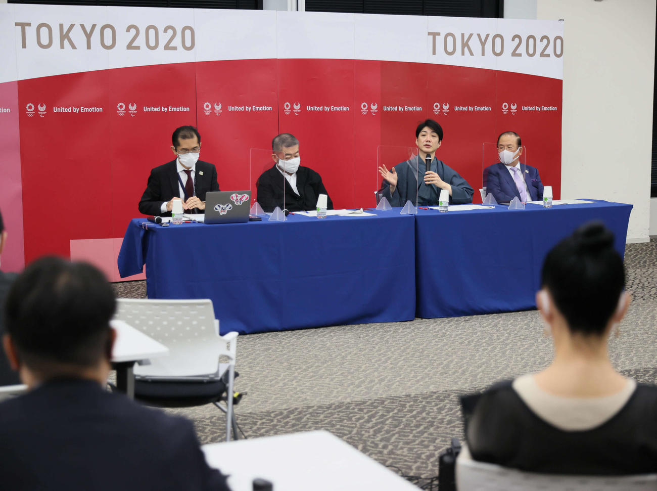 東京2020大会の開閉会式について記者会見する、右から東京五輪・パラリンピック大会組織委員会の武藤敏郎事務総長、野村萬斎、佐々木宏さん（代表撮影）