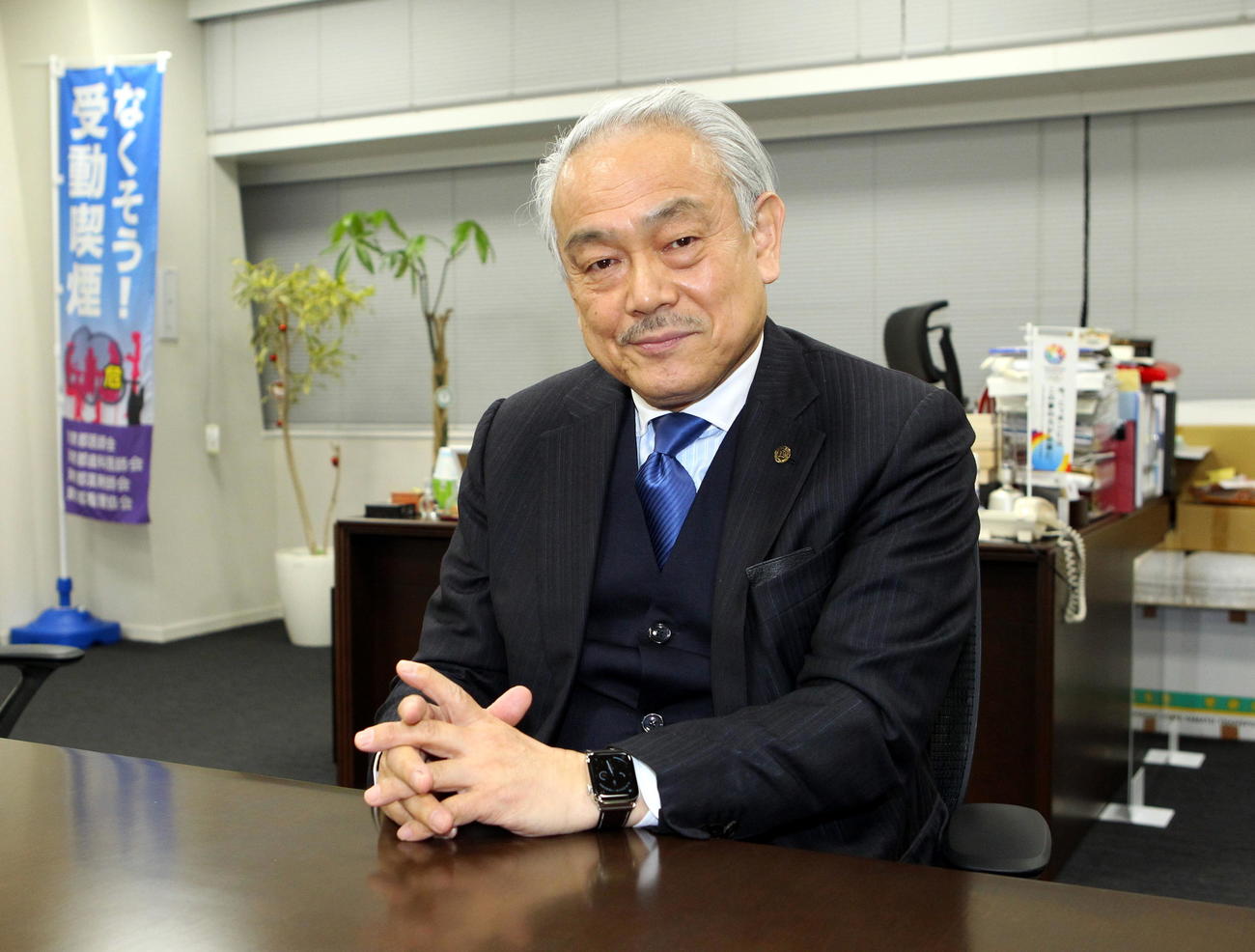 緊急事態宣言を受けインタビューに応じる東京都医師会の尾崎治夫会長（撮影・三須一紀）