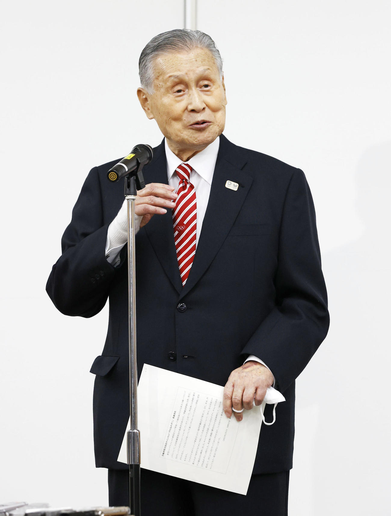日本オリンピック委員会の女性理事増員方針を巡る発言について、取材に応じる東京五輪・パラリンピック組織委員会の森喜朗会長（代表撮影）