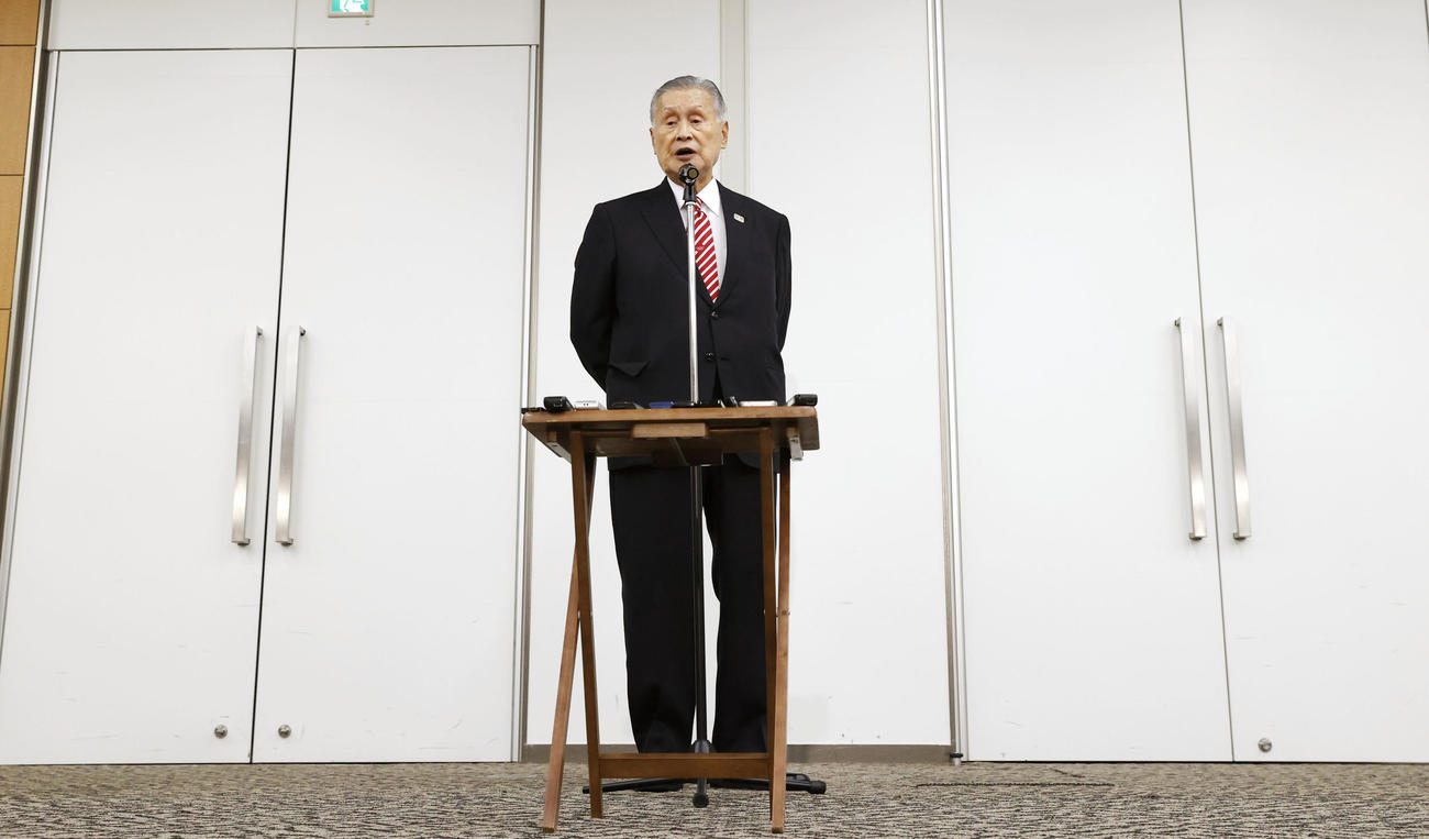 日本オリンピック委員会の女性理事増員方針を巡る発言について、取材に応じる東京五輪・パラリンピック組織委員会の森喜朗会長（代表撮影）