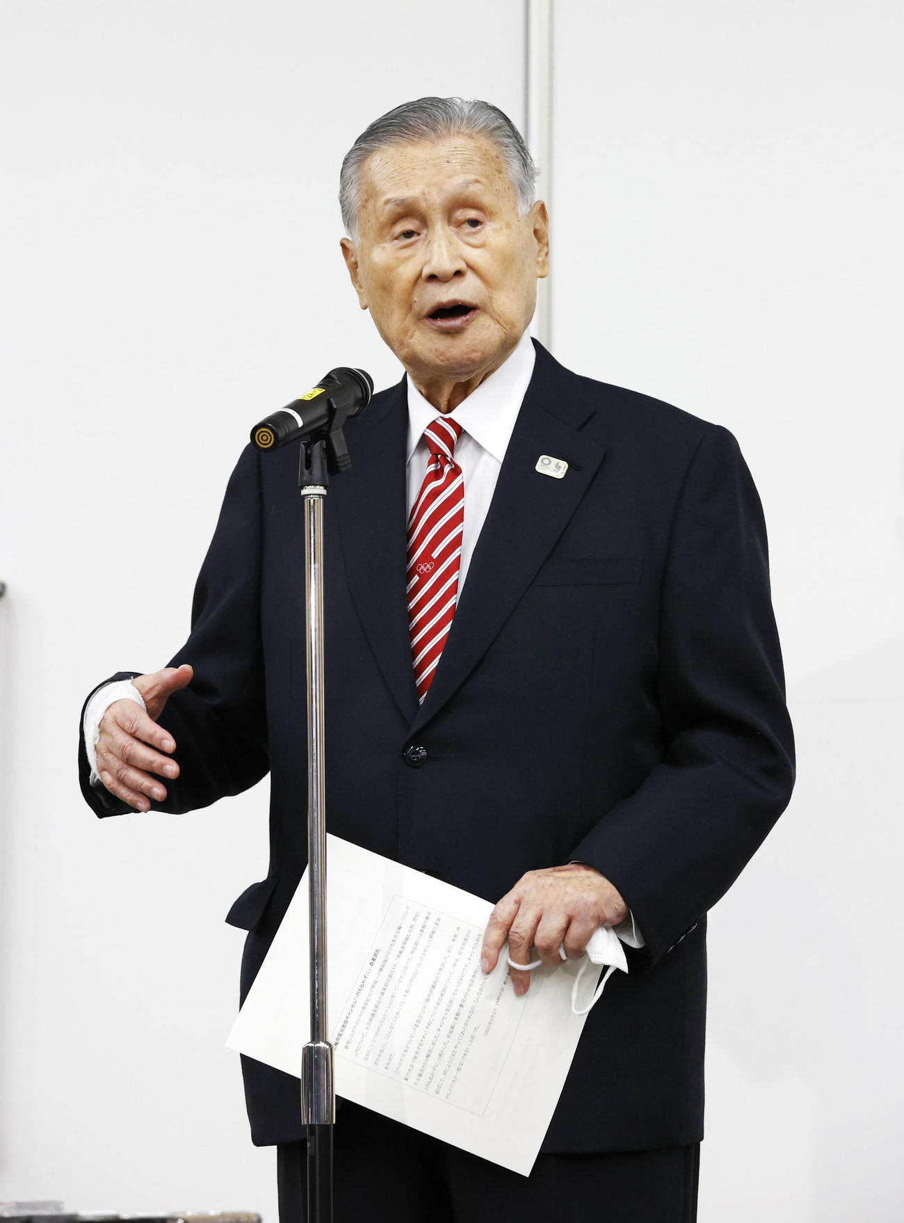 日本オリンピック委員会の女性理事増員方針を巡る発言について、取材に応じる東京五輪・パラリンピック組織委員会の森喜朗会長（代表撮影）