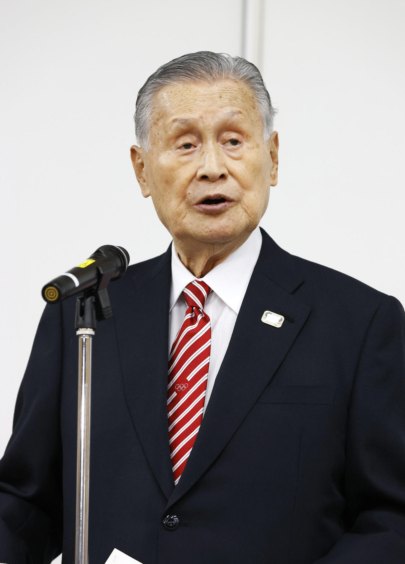 日本オリンピック委員会の女性理事増員方針を巡る発言について、取材に応じる東京五輪・パラリンピック組織委員会の森喜朗会長（代表撮影）