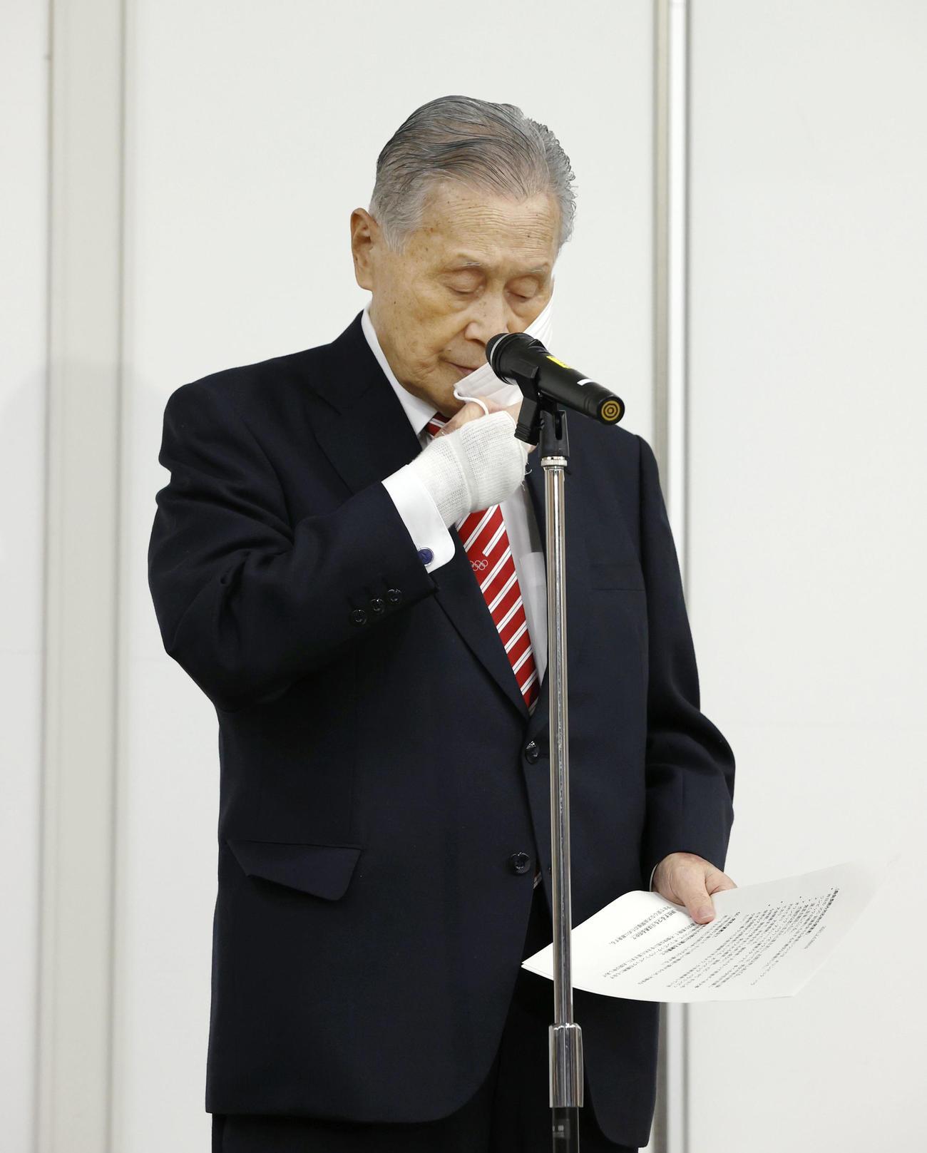記者会見の際、マスクを外す東京五輪・パラリンピック組織委員会の森喜朗会長（代表撮影）