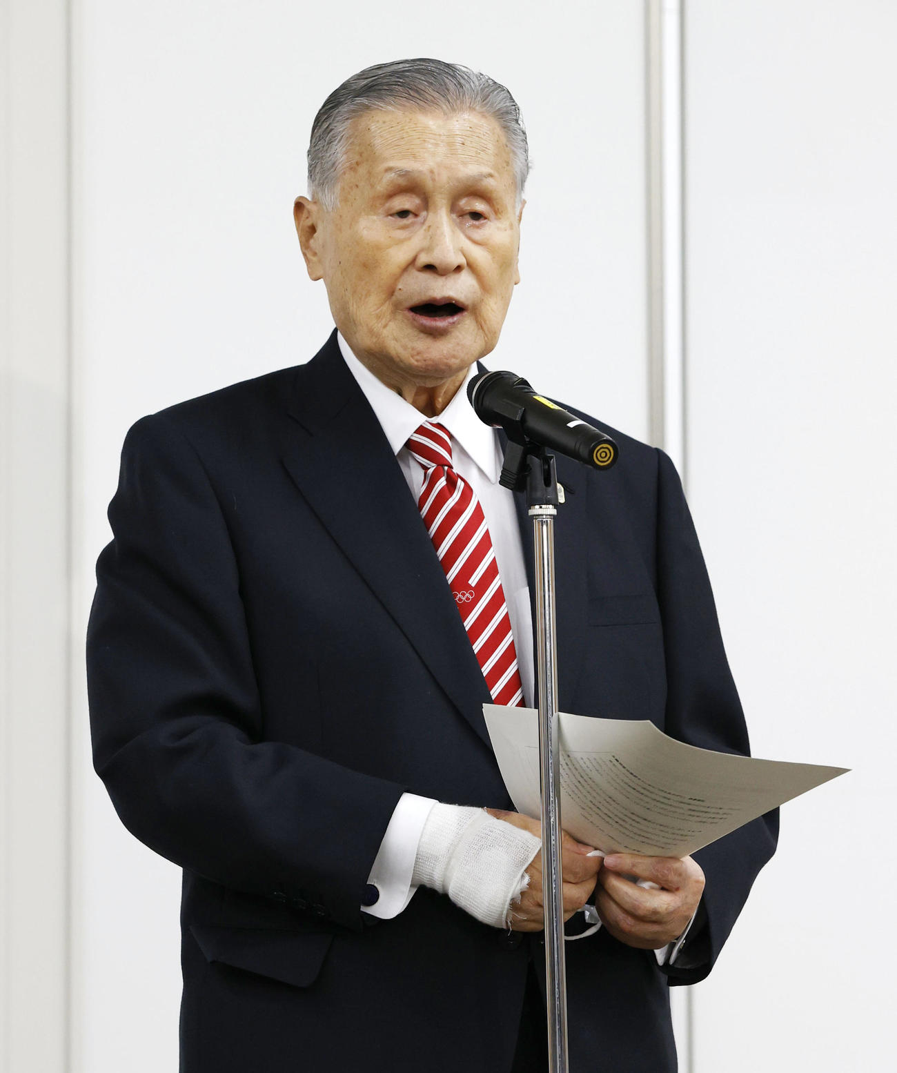 日本オリンピック委員会の女性理事増員方針を巡る発言について、取材に応じる東京五輪・パラリンピック組織委員会の森喜朗会長（代表撮影）