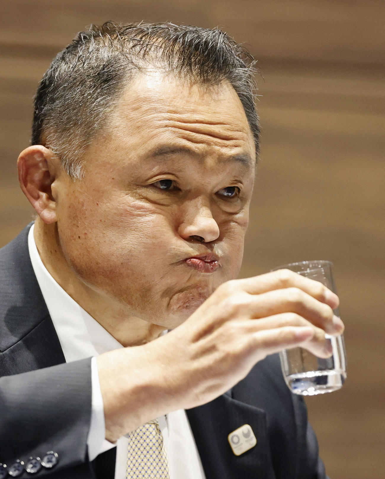 記者会見で水を飲むJOCの山下泰裕会長（共同）