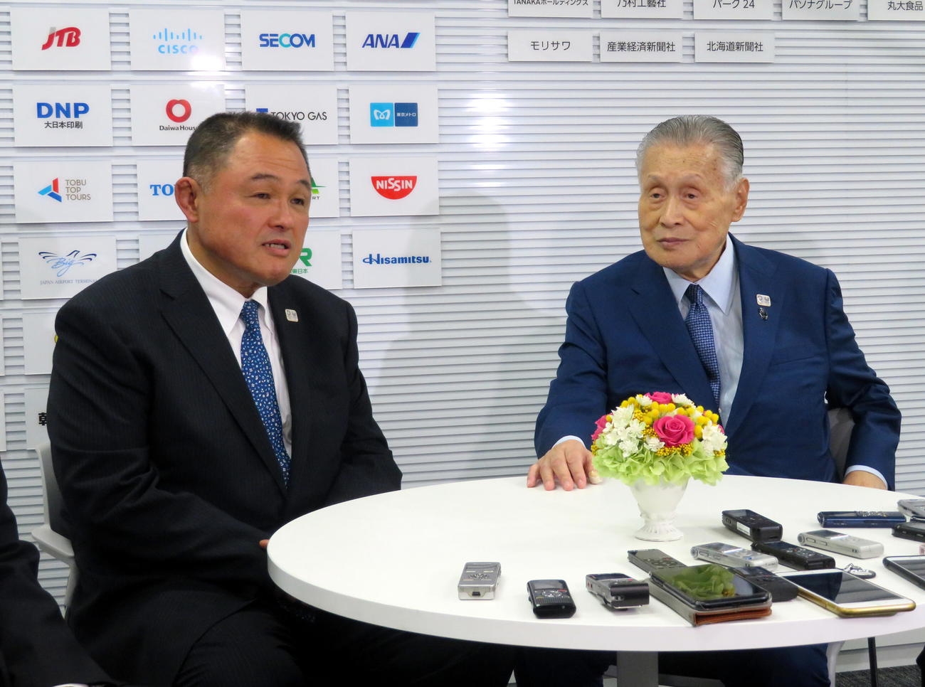 組織委の森喜朗会長に就任あいさつを行ったJOC山下泰裕新会長（左）（2019年7月2日撮影）