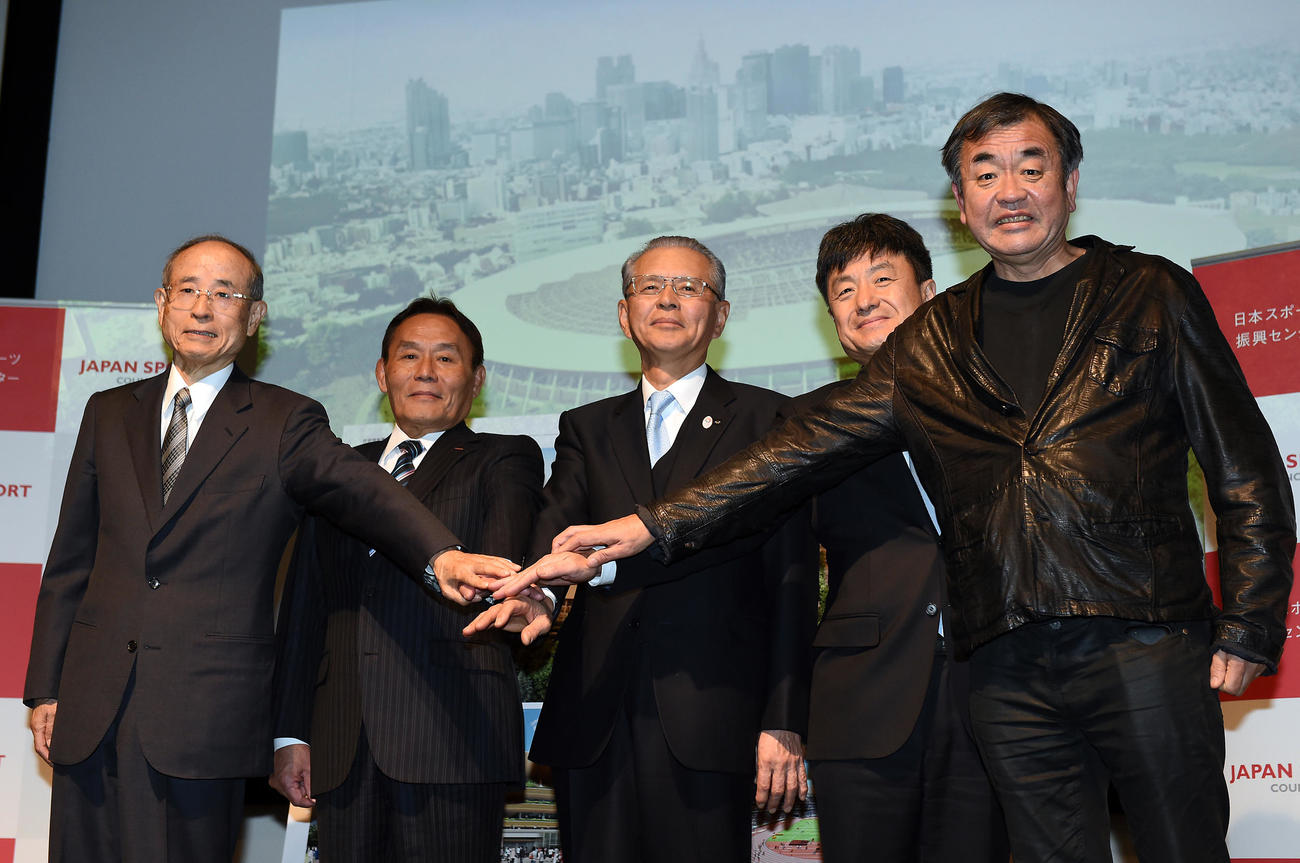 新国立競技場の選定結果記者会見を終えて記念撮影する、左から技術提案等審査委員会村上委員長、日本スポーツ振興センター大東理事長、大成建設山内会長、梓設計杉谷社長、隈氏（2015年12月22日撮影）