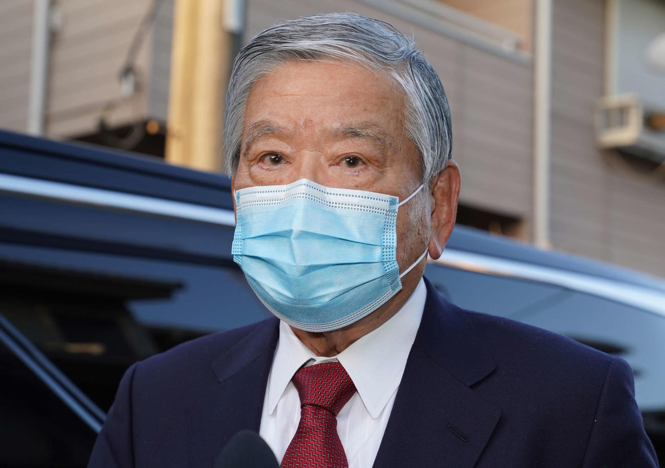 自宅前で取材に応じる川淵三郎氏（撮影・鈴木みどり）