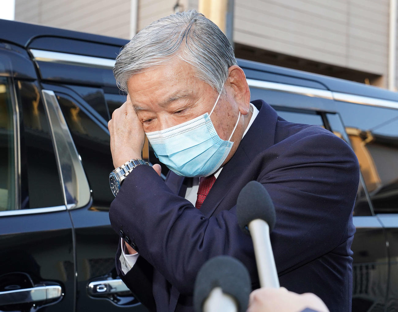 取材対応中に電話が鳴り、後でかけ直すと伝える川淵三郎氏（撮影・鈴木みどり）