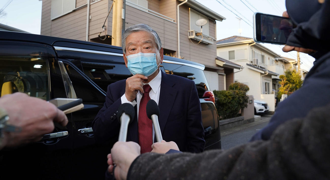 自宅前で取材に応じる川淵三郎氏（撮影・鈴木みどり）