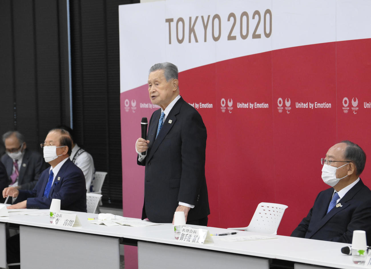 東京五輪・パラリンピック組織委の理事会・評議員会の合同懇談会で、辞任を表明する森会長（中央）（代表撮影）