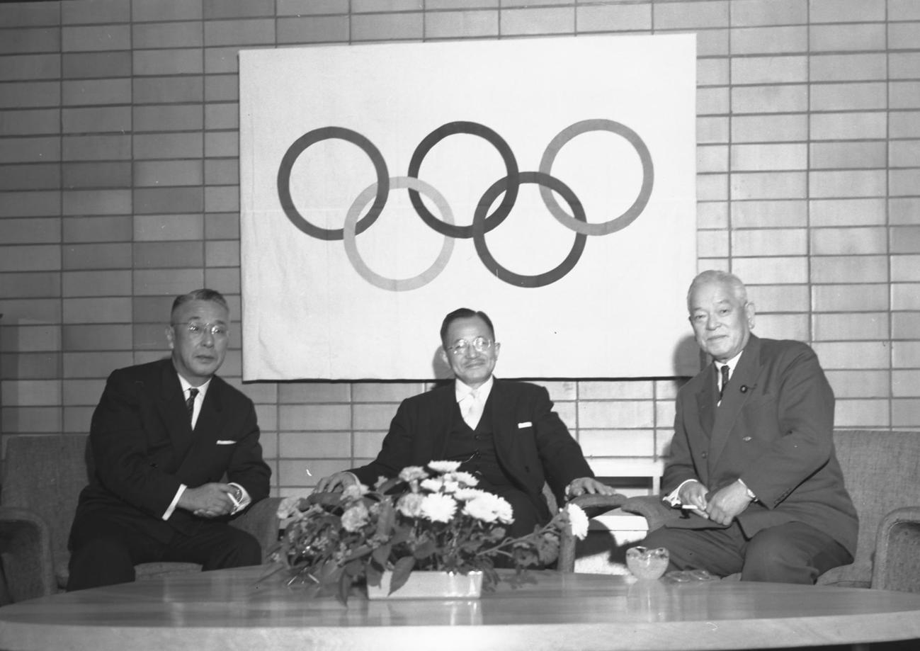 64年の東京五輪幹部。左から田畑政治組織委員会事務総長、東竜太郎都知事、津島寿一組織委員会会長（1960年12月21日撮影）