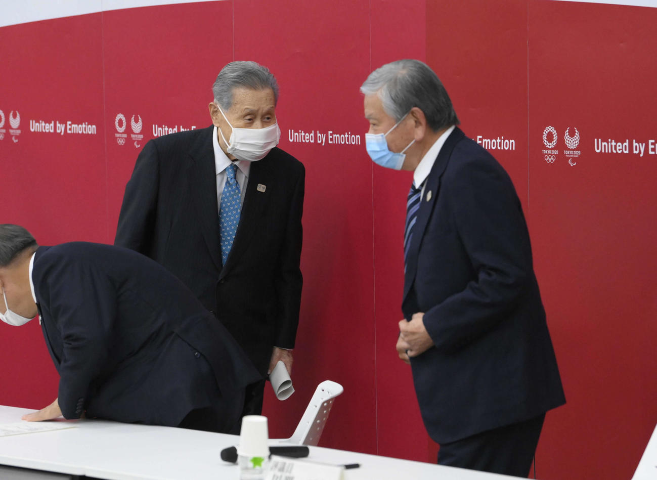 言葉を交わす森会長（左）と川淵氏（代表撮影）