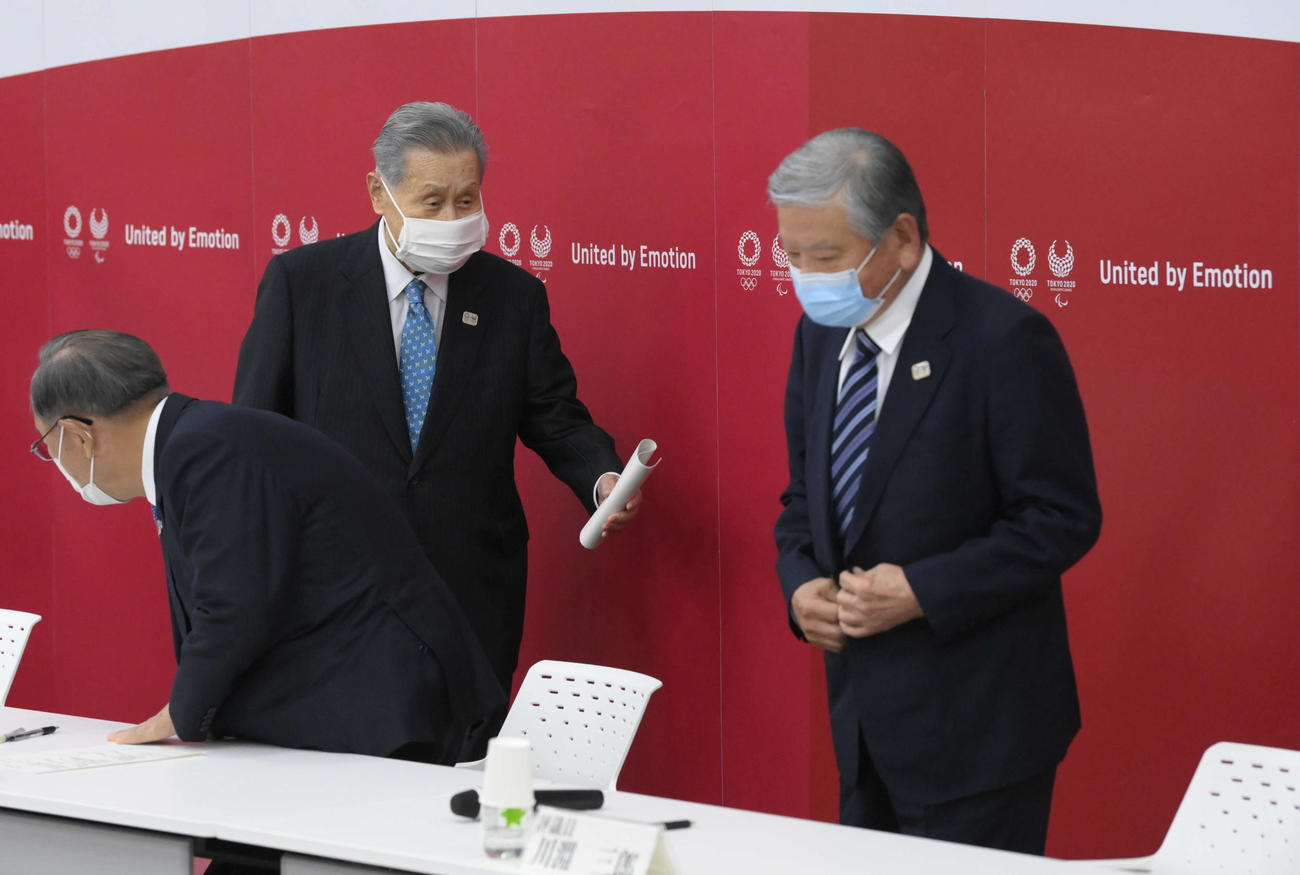 言葉を交わす森会長（左）と川淵氏（代表撮影）