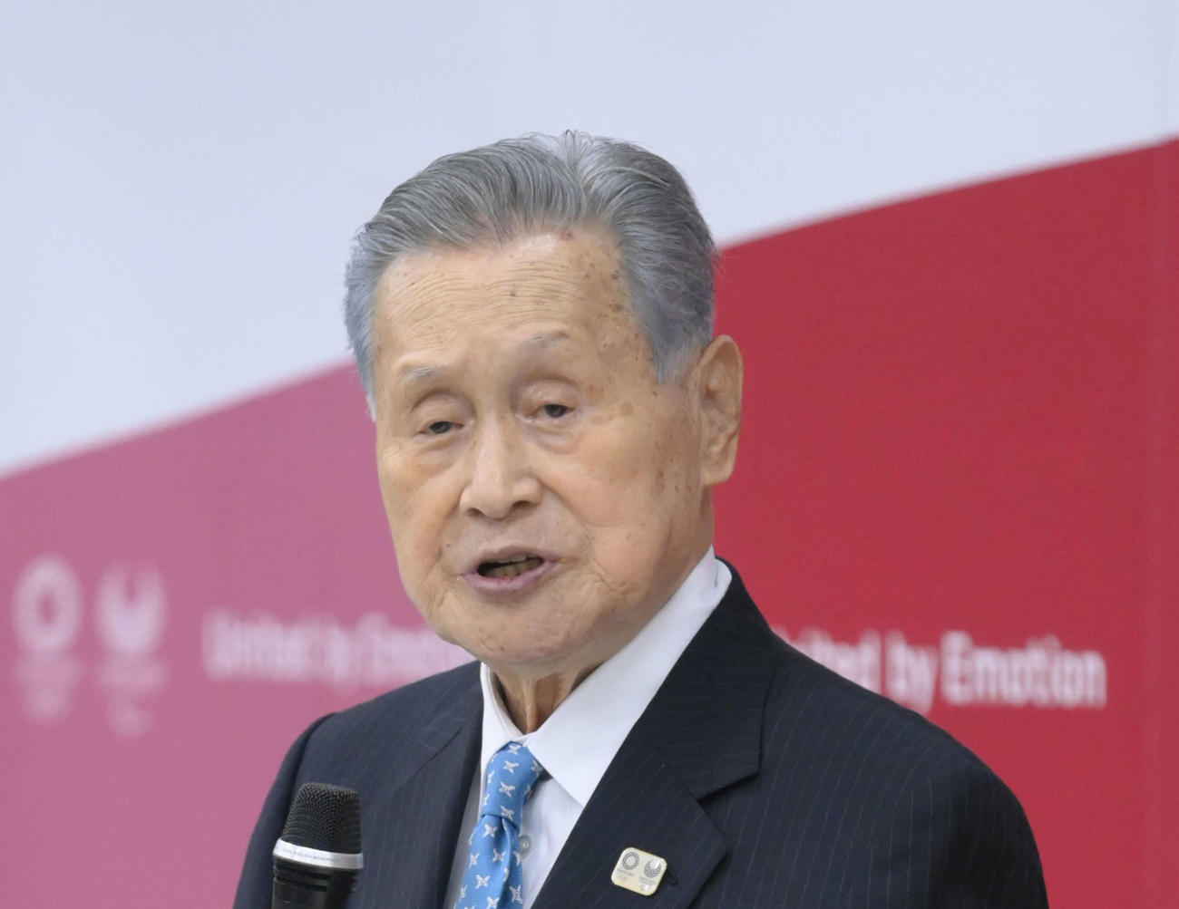辞任を表明し厳しい表情であいさつする森会長（代表撮影）