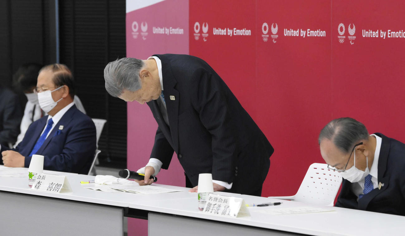 辞任を表明し一礼する森会長（中央）（代表撮影）