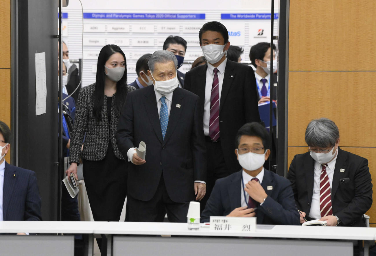 東京五輪・パラリンピック組織委員会の理事会・評議員会合同懇談会に厳しい表情で臨む森会長（中央）（代表撮影）