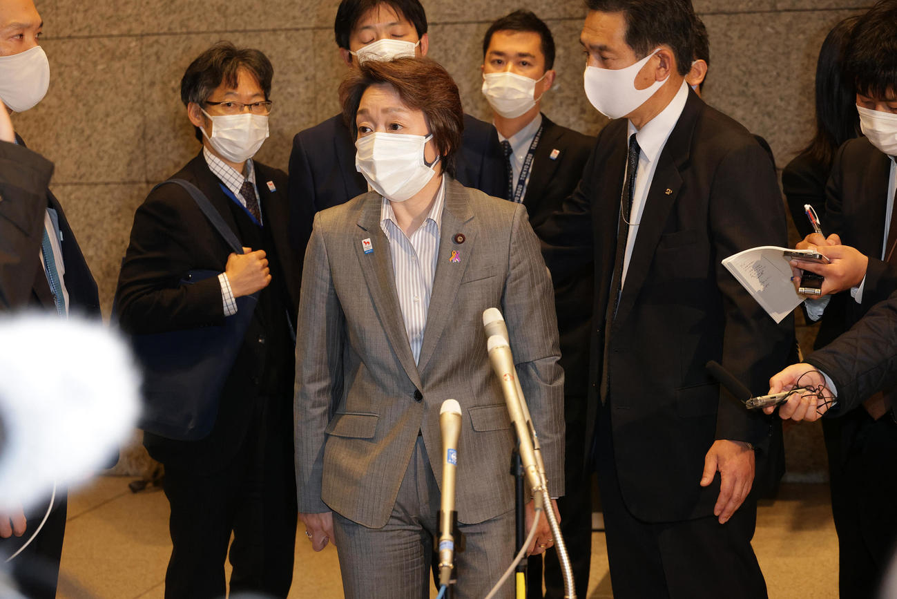 囲み取材に応じた橋本聖子五輪相（撮影・中島郁夫）
