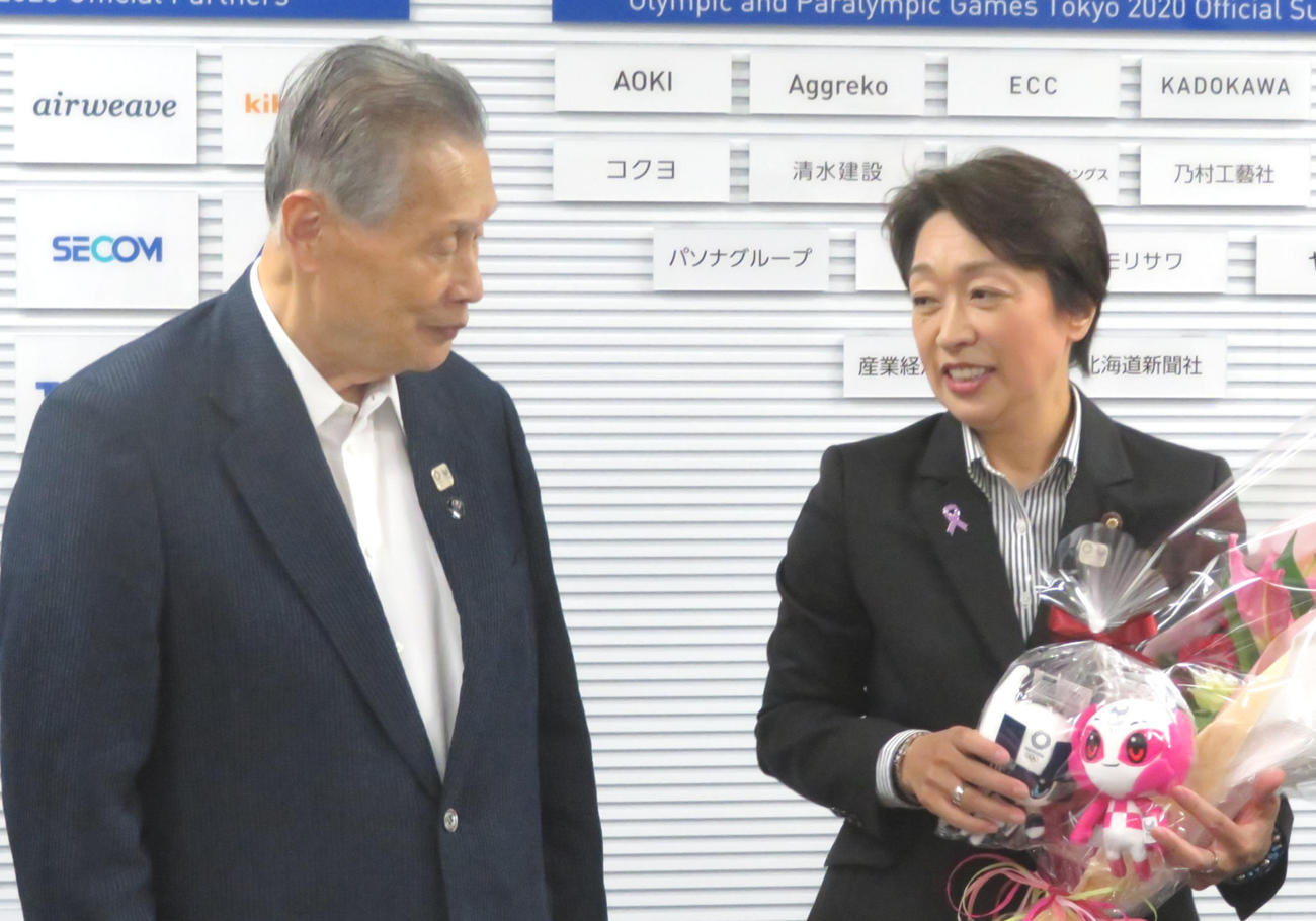 森喜朗氏（左）と橋本聖子氏（19年9月13日）
