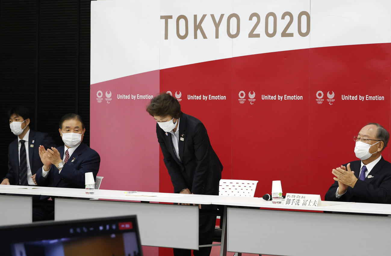 東京五輪・パラリンピック組織委の理事会で新会長として承認され、一礼する橋本聖子氏（中央）（代表撮影）