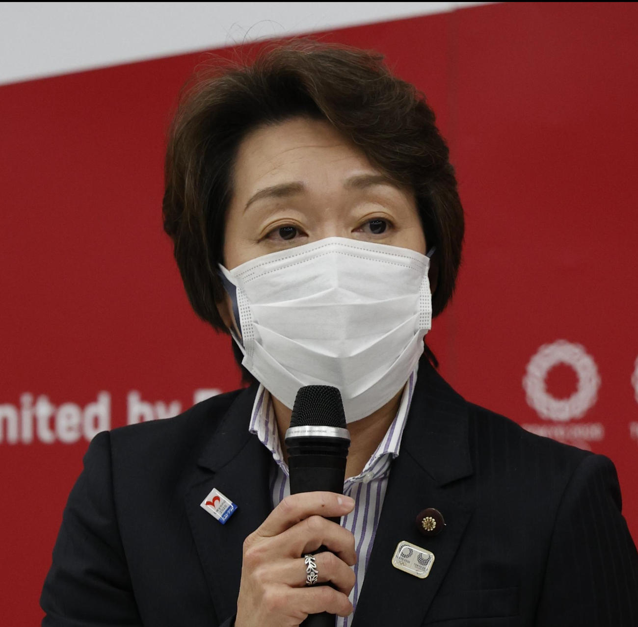 東京五輪・パラリンピック組織委の理事会で新会長として承認され、あいさつする橋本聖子氏（代表撮影）