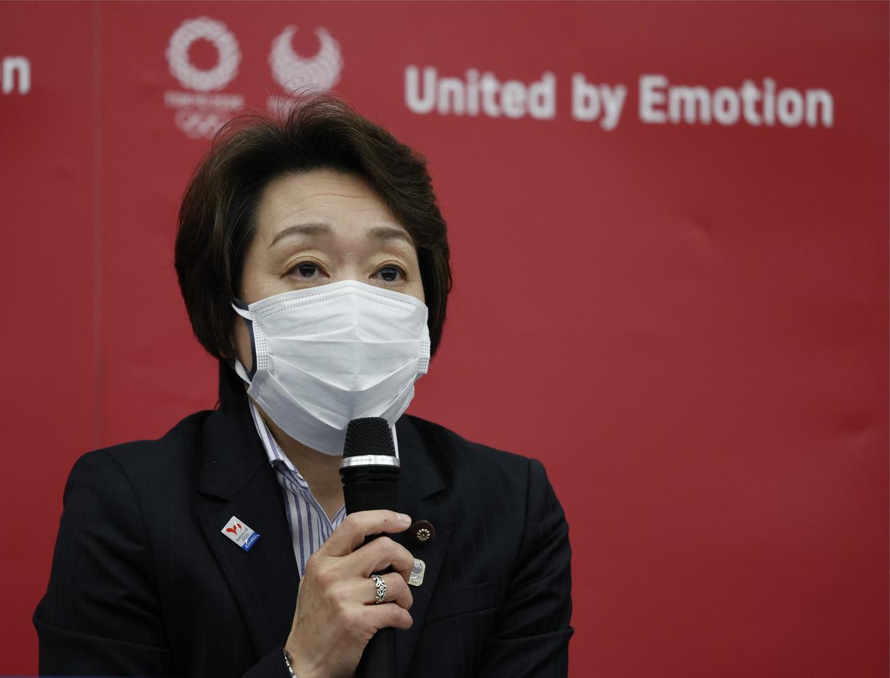 東京五輪・パラリンピック組織委の新会長に就任し、記者会見する橋本聖子氏（代表撮影）