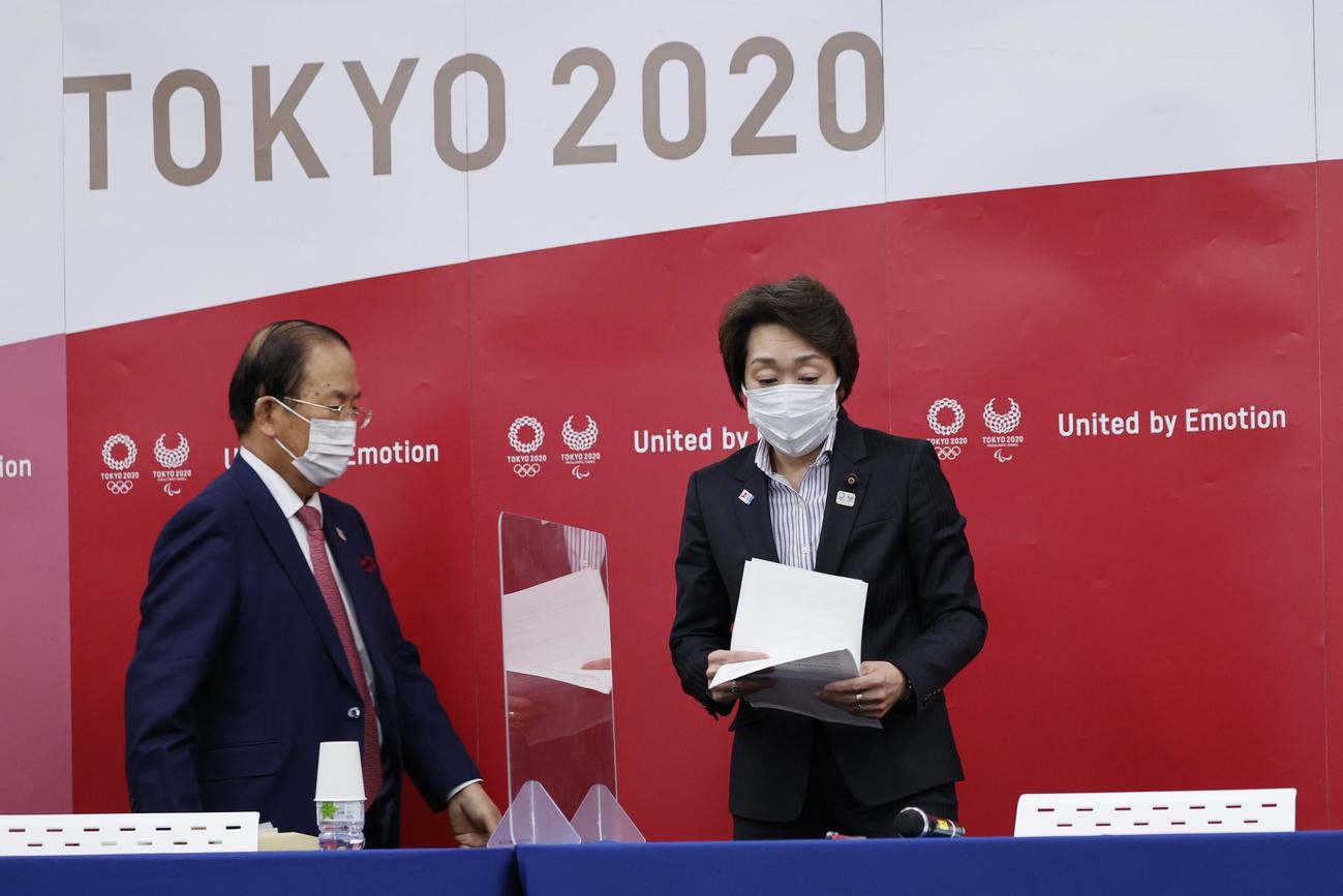 東京五輪・パラリンピック組織委の新会長に就任し、記者会見に臨む橋本聖子氏（右）と武藤敏郎事務総長（代表撮影）