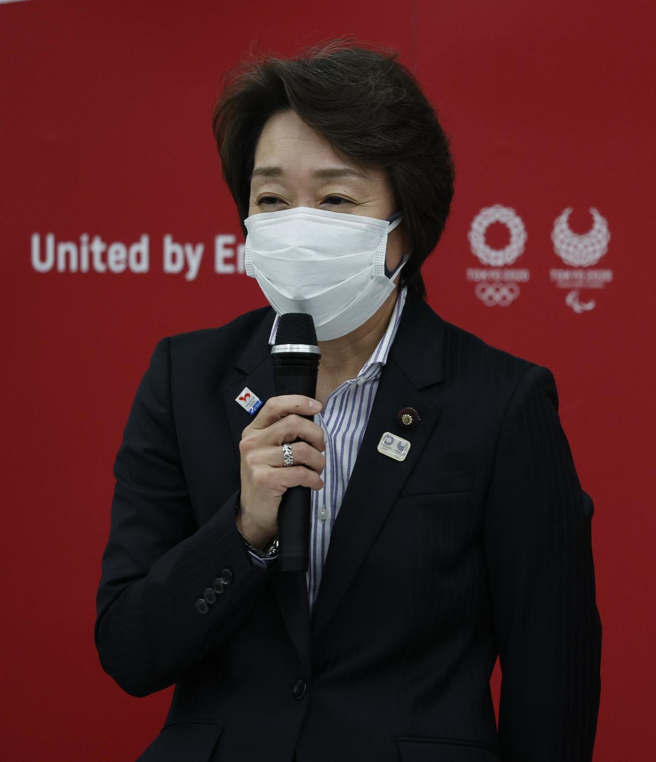 新会長として承認され、笑顔であいさつする橋本聖子氏（代表撮影）