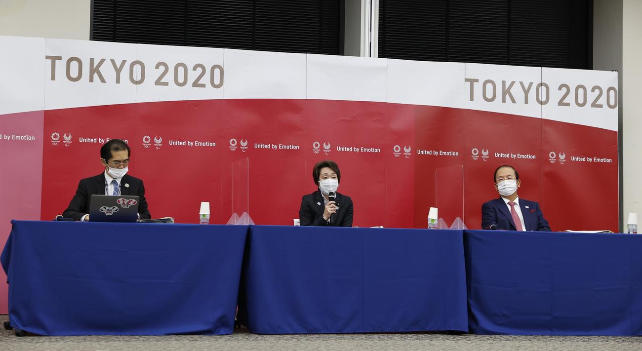 記者会見する橋本聖子氏（中央）。右は武藤敏郎事務総長（代表撮影）