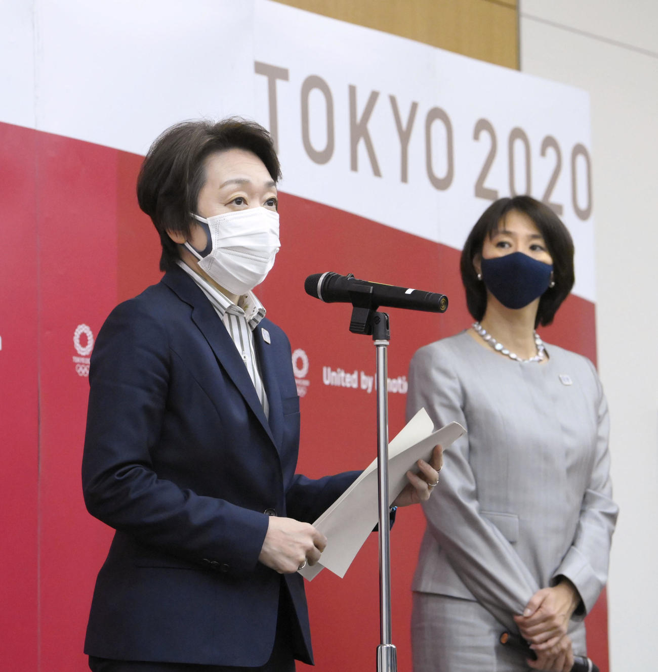IOC理事会でのプレゼンテーションを終え、記者の質問に答える橋本聖子会長。右は小谷実可子スポーツディレクター（代表撮影）
