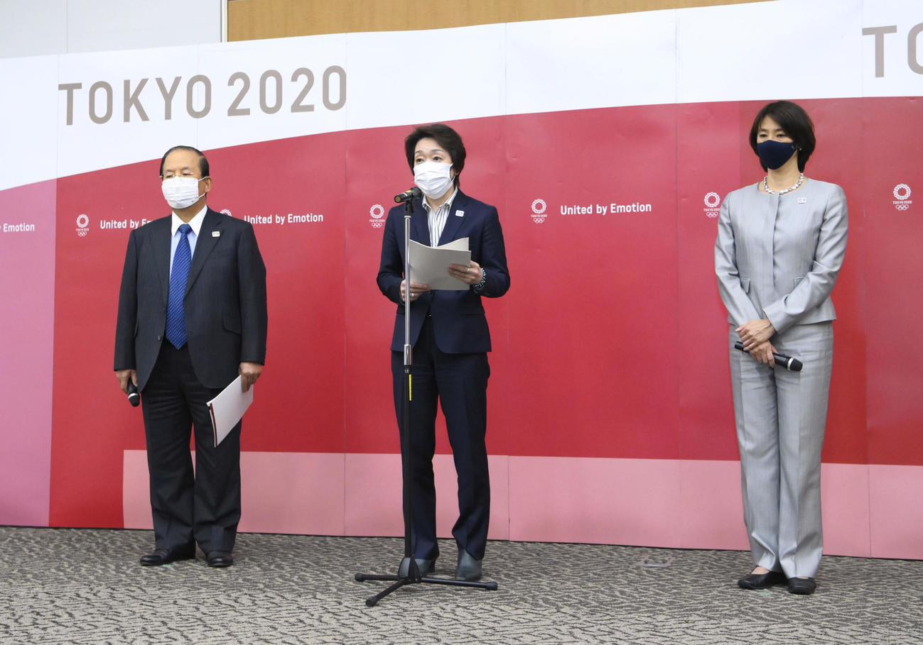 IOC理事会でのプレゼンテーションを終え、記者の質問に答える、橋本聖子会長（中央）ら（代表撮影）