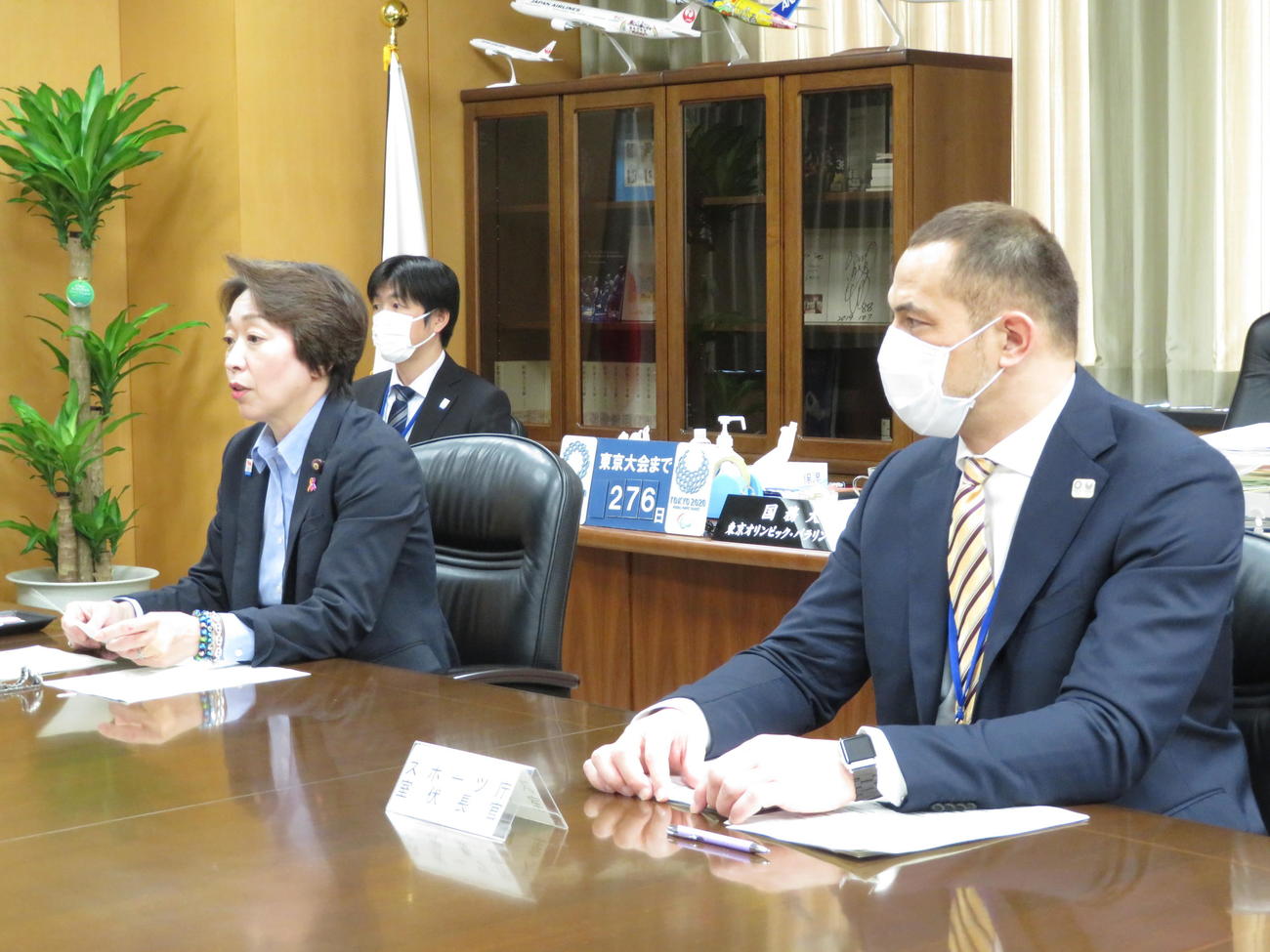 橋本聖子氏（左）と室伏広治スポーツ庁長官（2020年10月20日撮影）