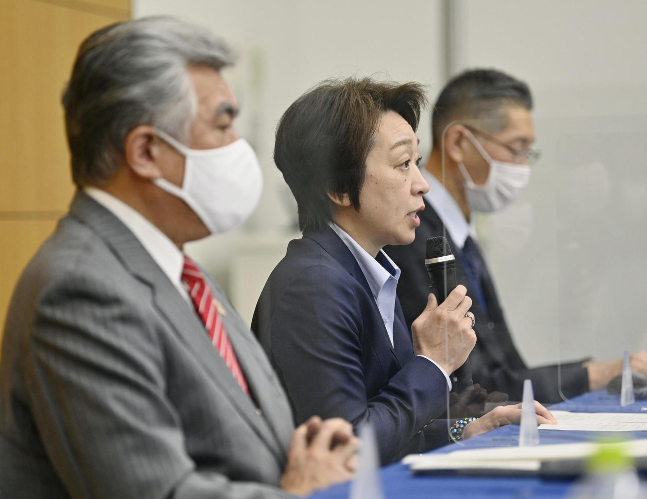 聖火リレーのメディア説明会であいさつする東京五輪・パラリンピック組織委員会の橋本聖子会長（中央）（代表撮影）