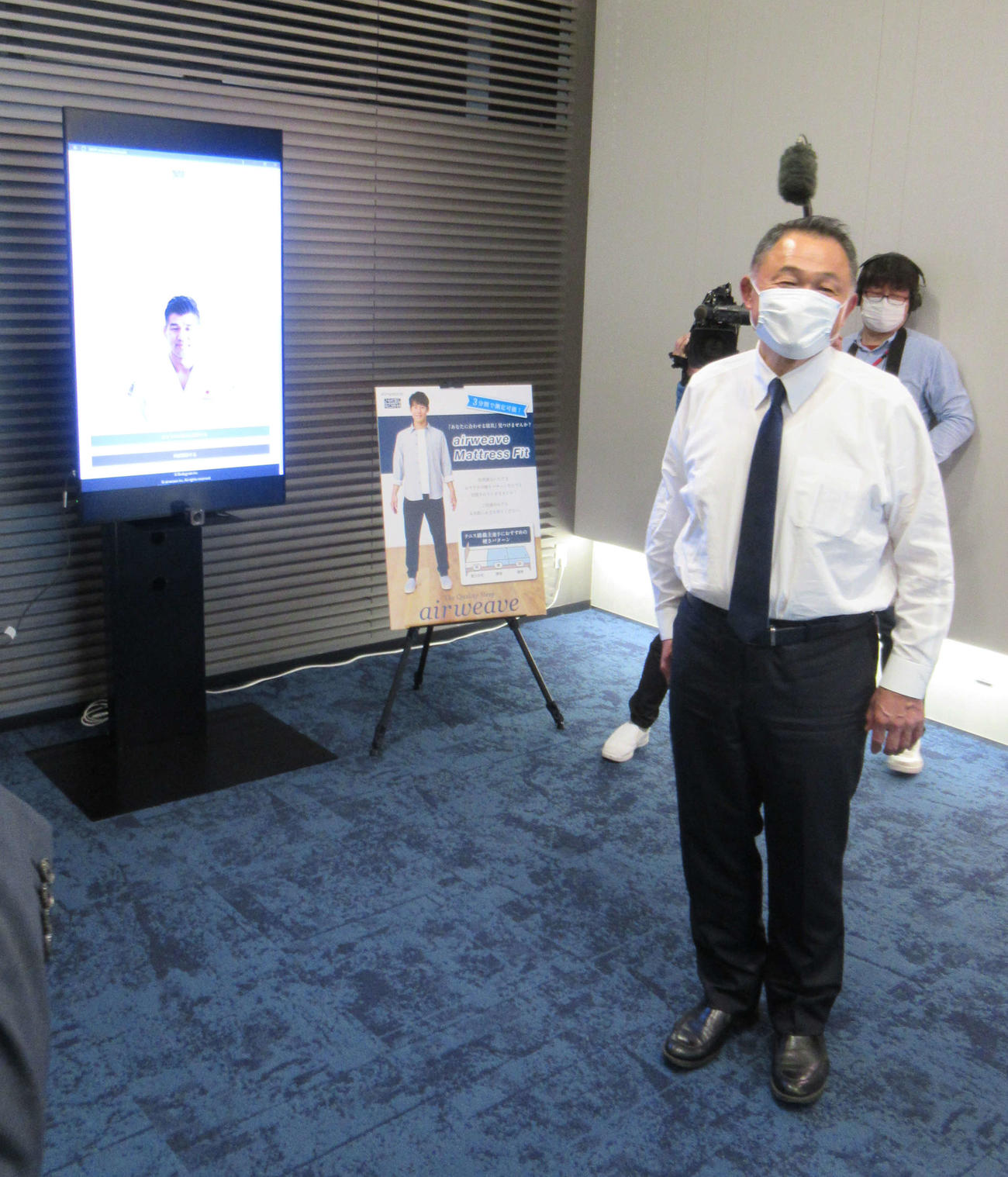 JOC山下会長は、全身写真を基にフィットするマットレスパッドを選ぶシステムにトライ。「井上康生モデル」を提案されて、苦笑いした（撮影・益田一弘）