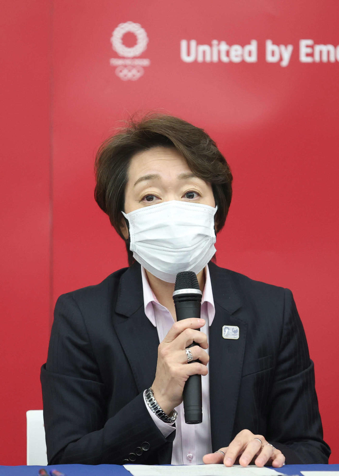 IOC総会でのプレゼンテーションを終え、会見する東京五輪・パラリンピック大会組織委員会の橋本聖子会長（代表撮影）