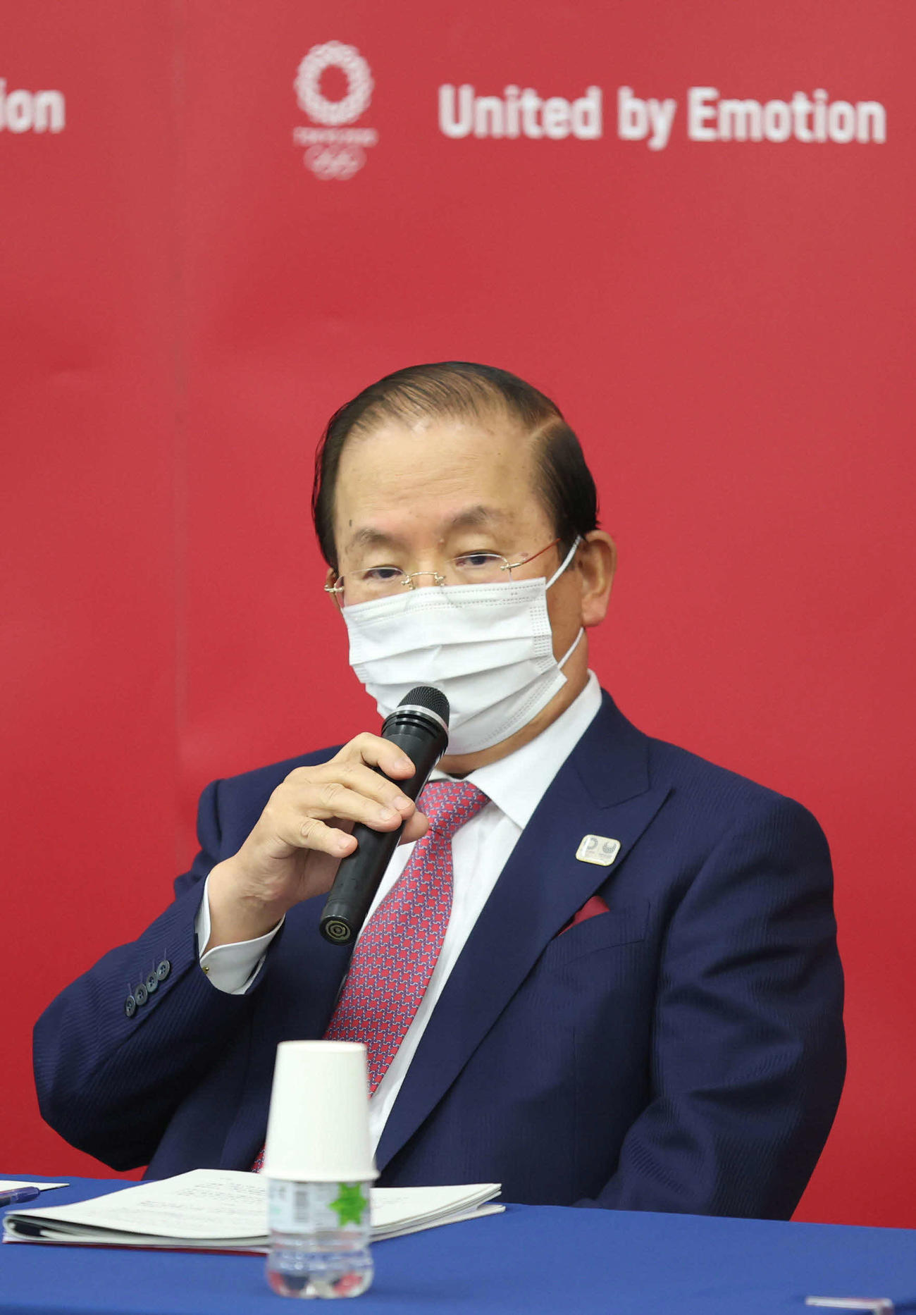 IOC総会でのプレゼンテーションを終え、会見する東京五輪・パラリンピック大会組織委員会の武藤敏郎事務総長（代表撮影）